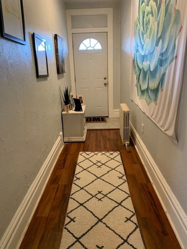 Foto principal - NEWLY RENOVATED 2 BEDROOM IN THE HEART OF ...