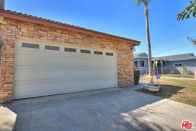 Building Photo - 1110 W 156TH St