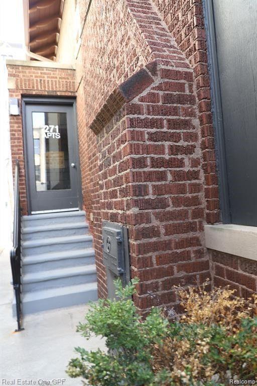 Building Photo - 271 W Maple Rd