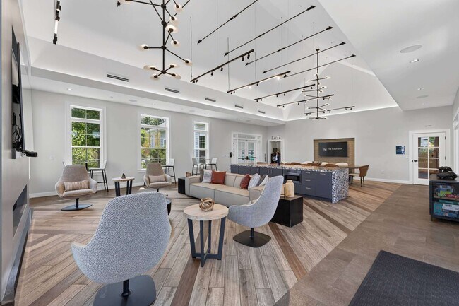 Una sala alargada alberga el salón, el bar y las mesas de la cafetería, sin separaciones entre ellas. - The Madison at Marshfield