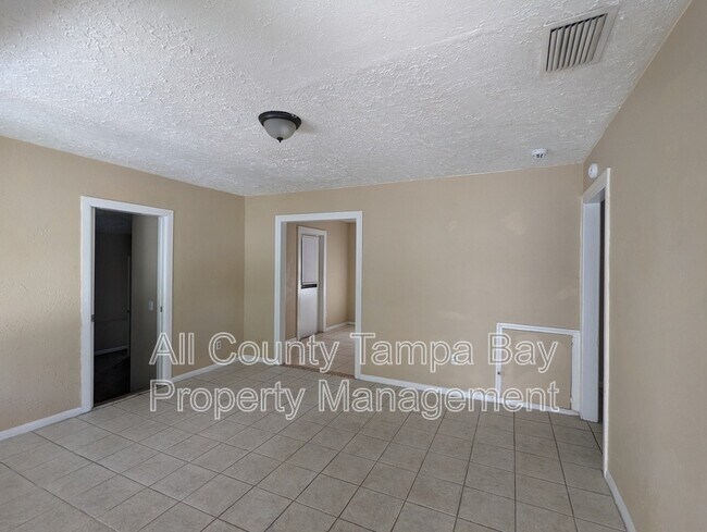Building Photo - 208 W Kirby St