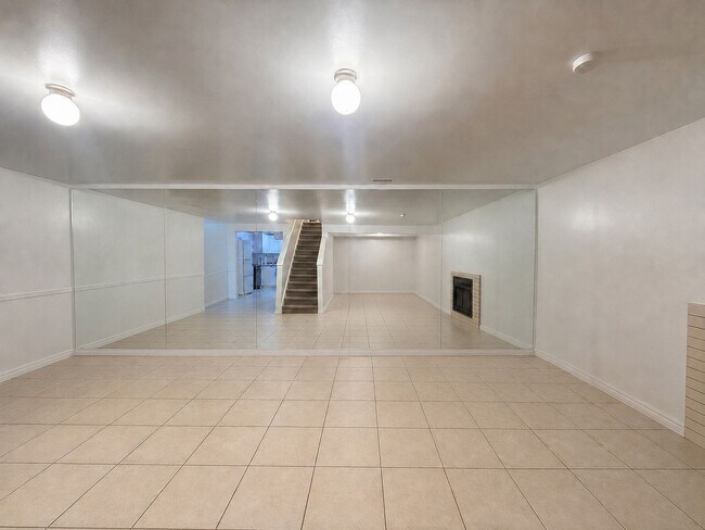 Foto del edificio - Spacious 3-Bed, 2-Bath Basement Unit in Murray