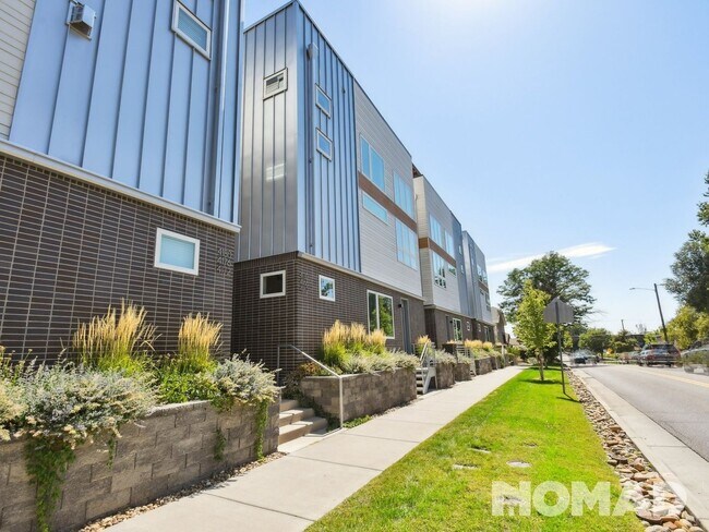 Building Photo - 2 Bedroom Townhome in Denver