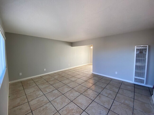 Foto del edificio - 3 BEDROOM 2 BATH HOUSE LOCATED CLOSE TO SC...