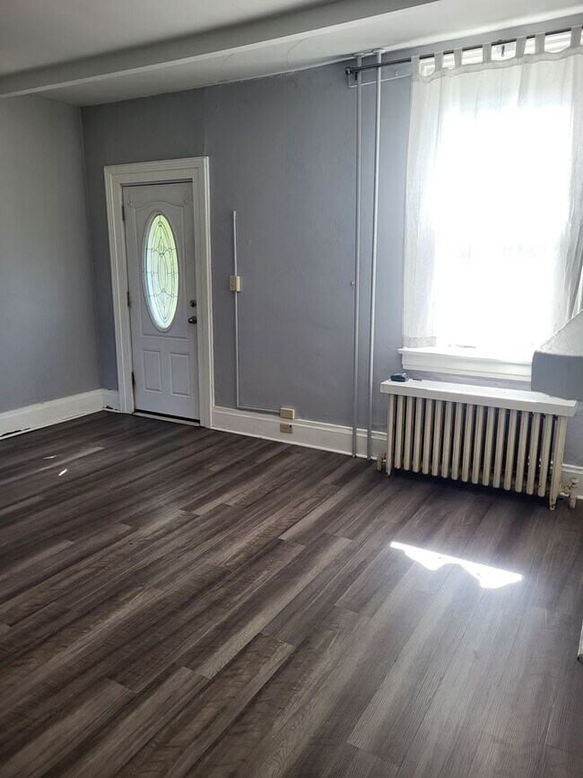Building Photo - UPDATED 2 BEDROOM IN THE HEART OF BLOOMFIELD!