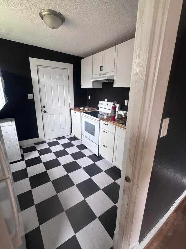 Photo - Knoxville 37917 - 2 bedroom, 1 bath home - Contact Lisa Vineyard and Shannon Russell (865) 216-9334