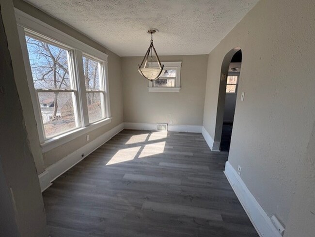 Foto del edificio - Truly Updated 2-Bedroom Rental Near North Akron Conveniences