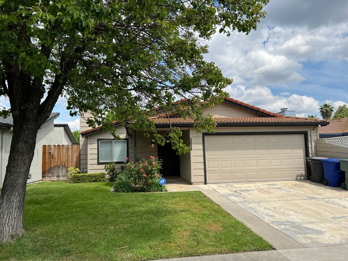 Foto principal - Two bedroom patio home located in NW Modesto!