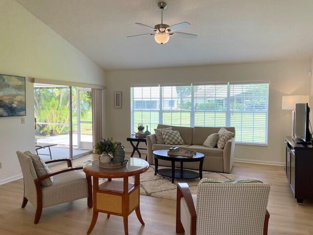 Foto del edificio - 112 Palomino Dr