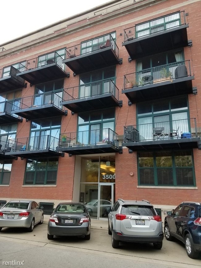 Building Photo - 2 br, 2 bath Condo - 3500 S Sangamon St