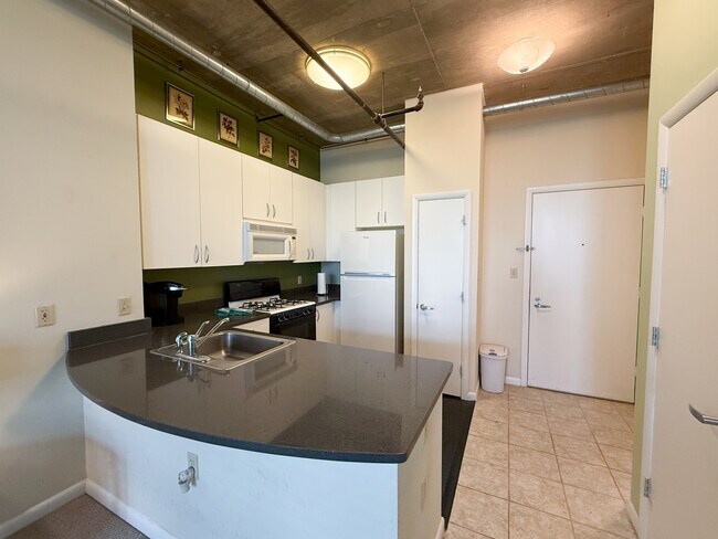 La cocina tiene un armario de entrada. - 1300 N St NW