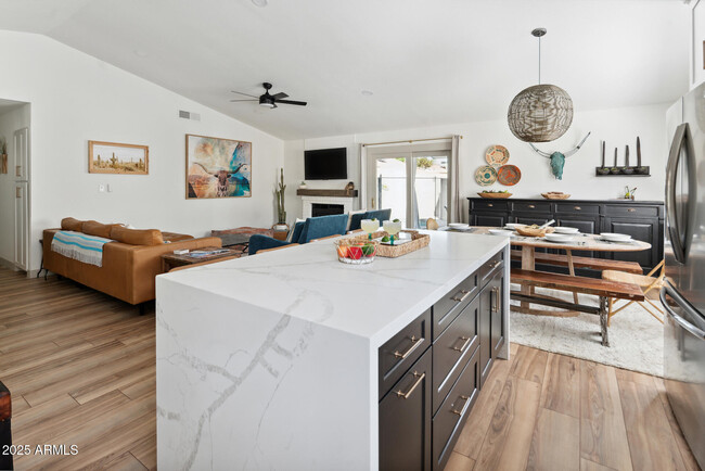 Foto del edificio - 15641 N 63rd St