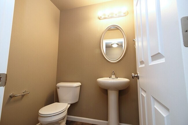 Building Photo - Reserve this Twin Home in a COZY Neighborhood Available Now!