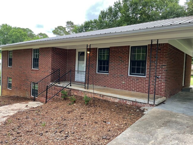 Building Photo - Cute Three Bedroom Off Whitehead Rd!