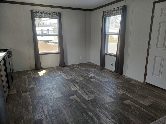 Building Photo - 261 Tulip Ln