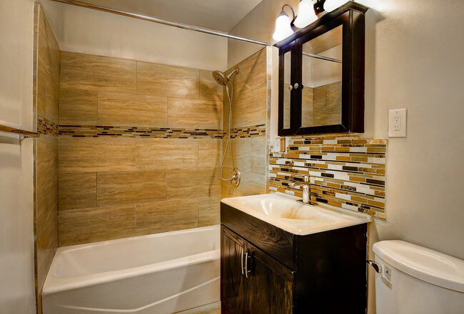 Baño - 4840 Van Noord Ave