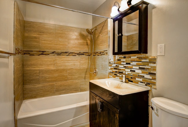 Bathroom - 4840 Van Noord Ave