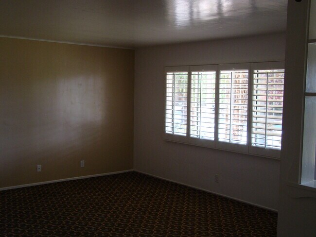 Foto del edificio - 914 E 11th St