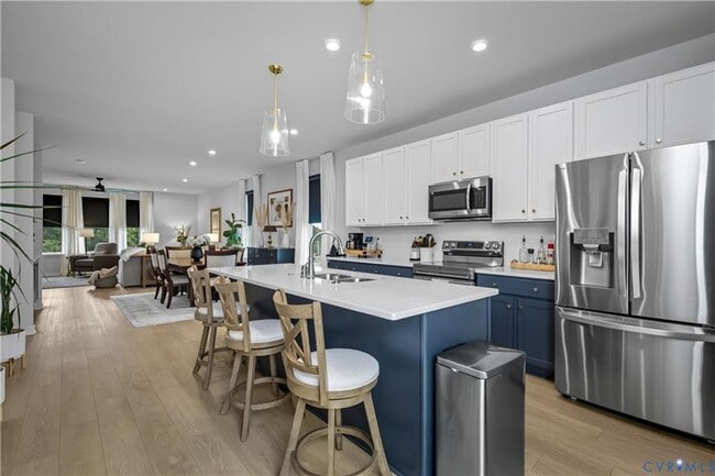 Foto del edificio - Like new 3 level townhome with garage convenient to Hancock Village