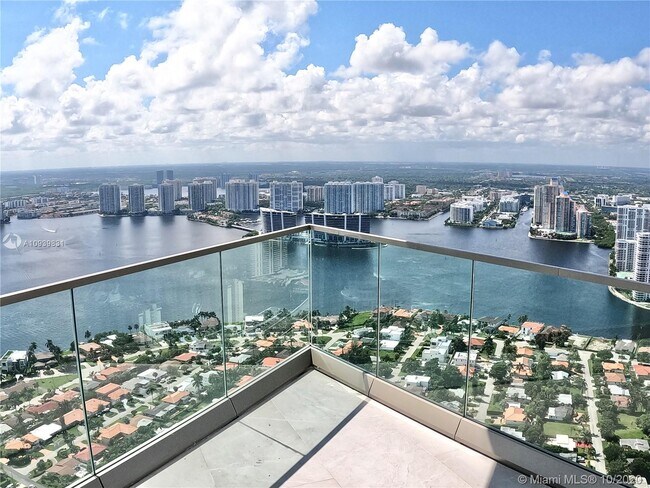 Foto del edificio - 18975 Collins Ave