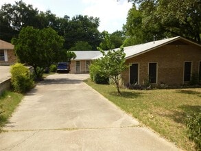 Building Photo - 3402 S Oak Dr