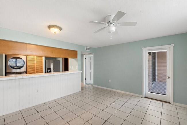 Building Photo - 3 Bedroom, 2 Bathroom Unfurnished Condo for a 1 year lease!