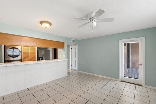 Foto del edificio - 3 Bedroom, 2 Bathroom Unfurnished Condo for a 1 year lease!