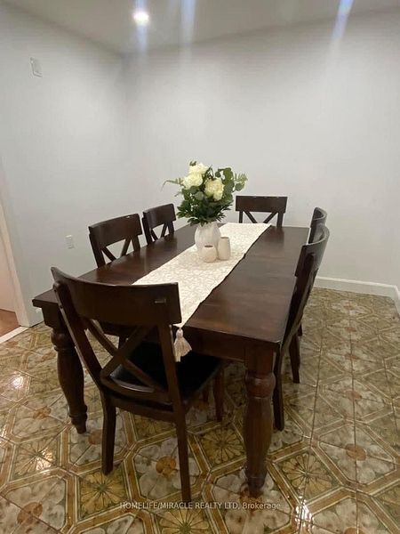 Photo du bâtiment - 845 Runnymede Rd