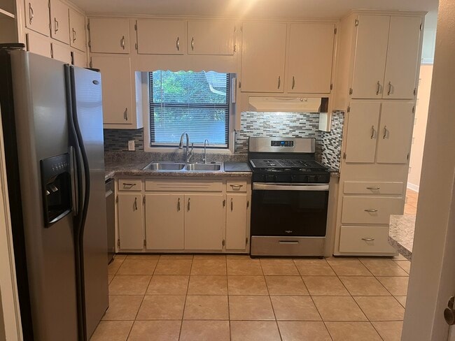 Kitchen with gas cooktop and oven - 1405 Southland Vista Ct NE