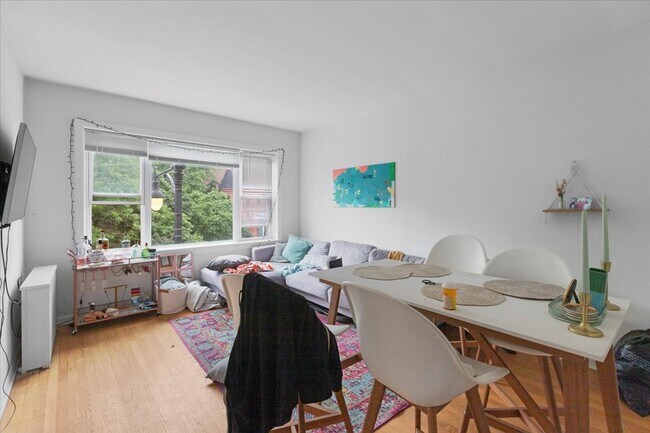Foto del edificio - 2453 N Clark St