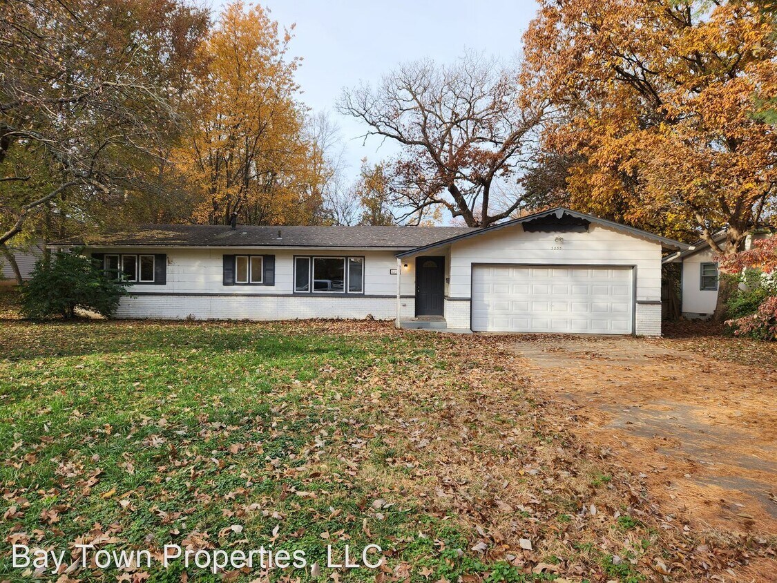Primary Photo - 3 br, 1.5 bath House - 3255 S Dayton Ave