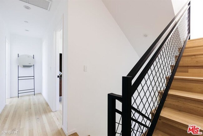 Building Photo - 2 br, 2.5 bath House - 1626 Micheltorena St