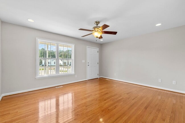 Building Photo - 4 Bed 4.5 Bath Convenient to Campbell Univ...
