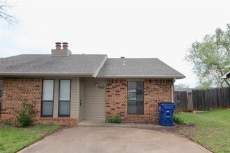 Building Photo - 910 Aspen Ct
