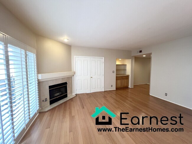 Foto del edificio - 3 + 3 Spacious Condo in Prime Westwood Loc...