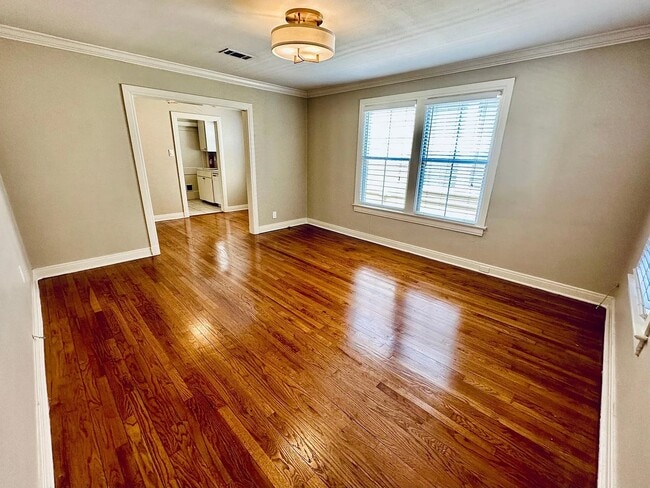 Building Photo - 611 Lakeland Dr