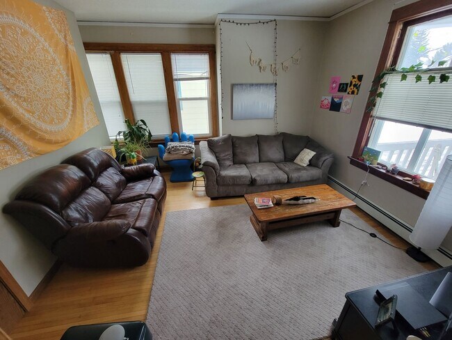 Foto del edificio - AVAILABLE JUNE - 6 BED 1.5 BATH Close to Campus!