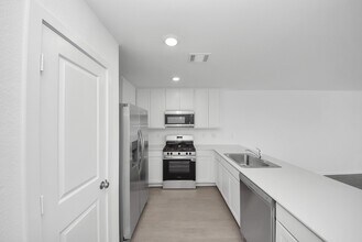 Building Photo - 10411 Birds Nest Dr