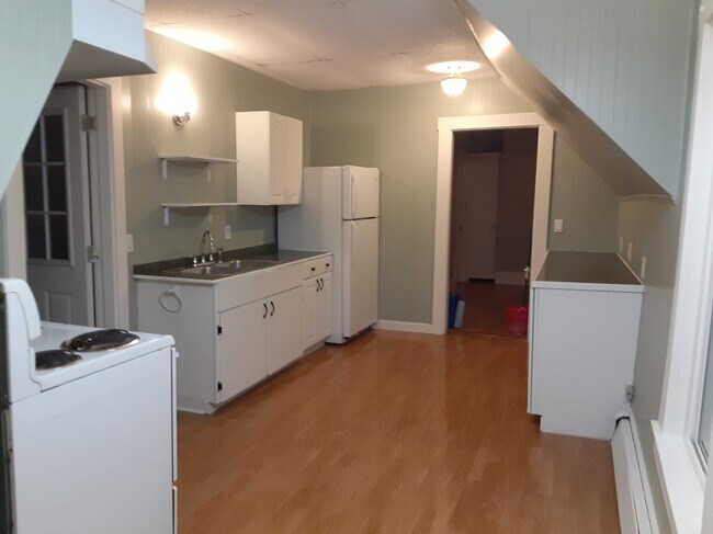 Kitchen - 9 Halifax St