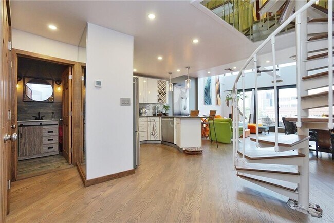 Building Photo - 10 Bay St