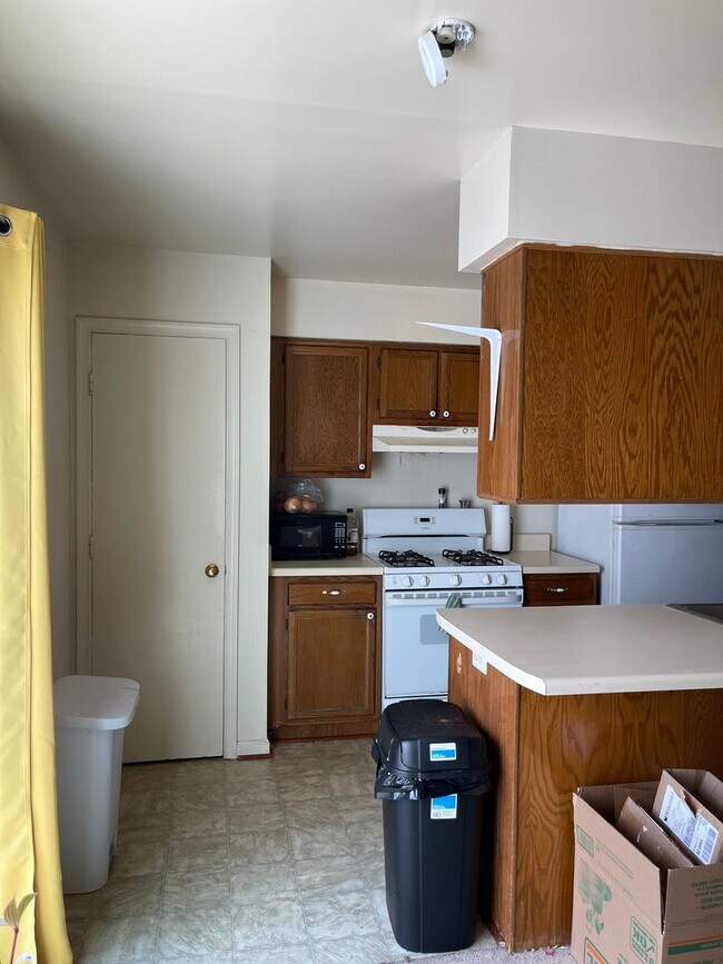 Building Photo - Adorable 3 bdrm/1.5 bath Home Located Clos...