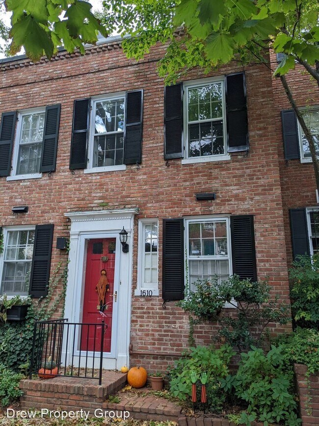Building Photo - 2 br, 1.5 bath House - 1610 34th St NW