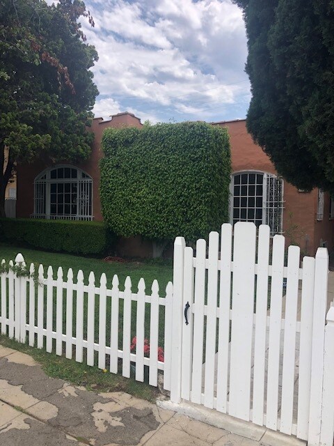 Foto del edificio - 814 N Hayworth Ave
