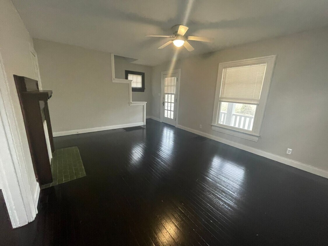 Foto principal - Pet Friendly 2 Bed 1 Bath Single Family Home