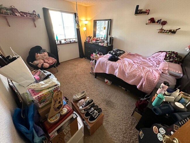Building Photo - Cozy End-Unit Condo in Gated Community