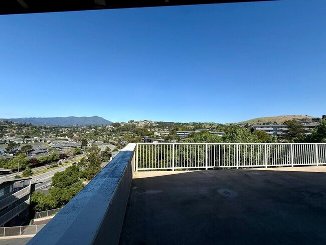 Foto del edificio - BEAUTIFUL UPPER 3BD/2BA UNIT PLUS BONUS ROOM. TIBURON CONDO. MT.TAM VIEWS!