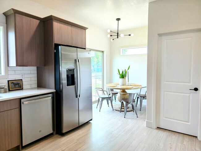 Building Photo - MOVE IN NOW~ NOVEMBER FREE! CALL FOR DETAI...