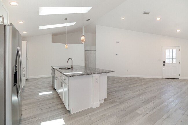 Building Photo - Beautiful Pool Home only Blocks from the Ocean!