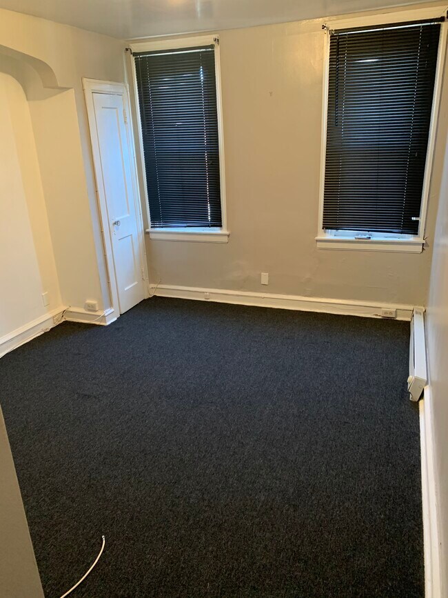 2nd room - 211 Laveer St