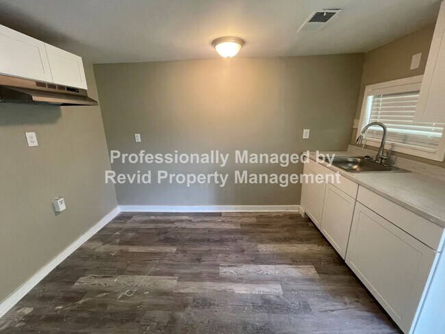 Building Photo - Modern home in Whiteaven!